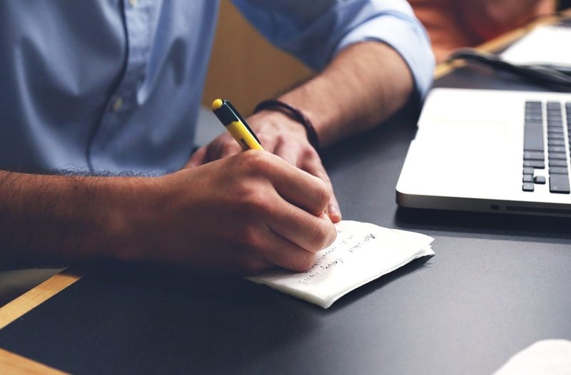 Những nhà văn nổi tiếng nhất mọi thời đại thường viết văn chăm chỉ? 1 write 593333 1280